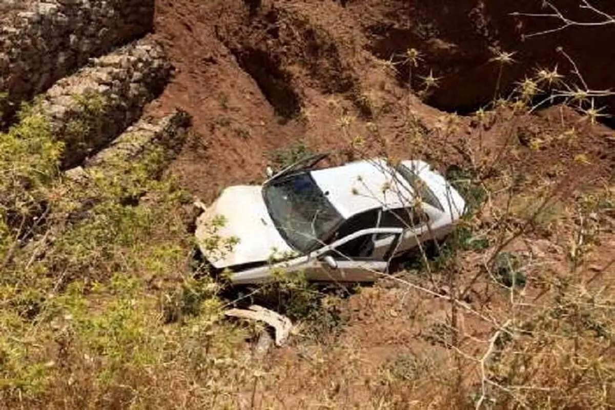 فوت ۲ نفر بر اثر سقوط خودرو در جاده امامزاده داود